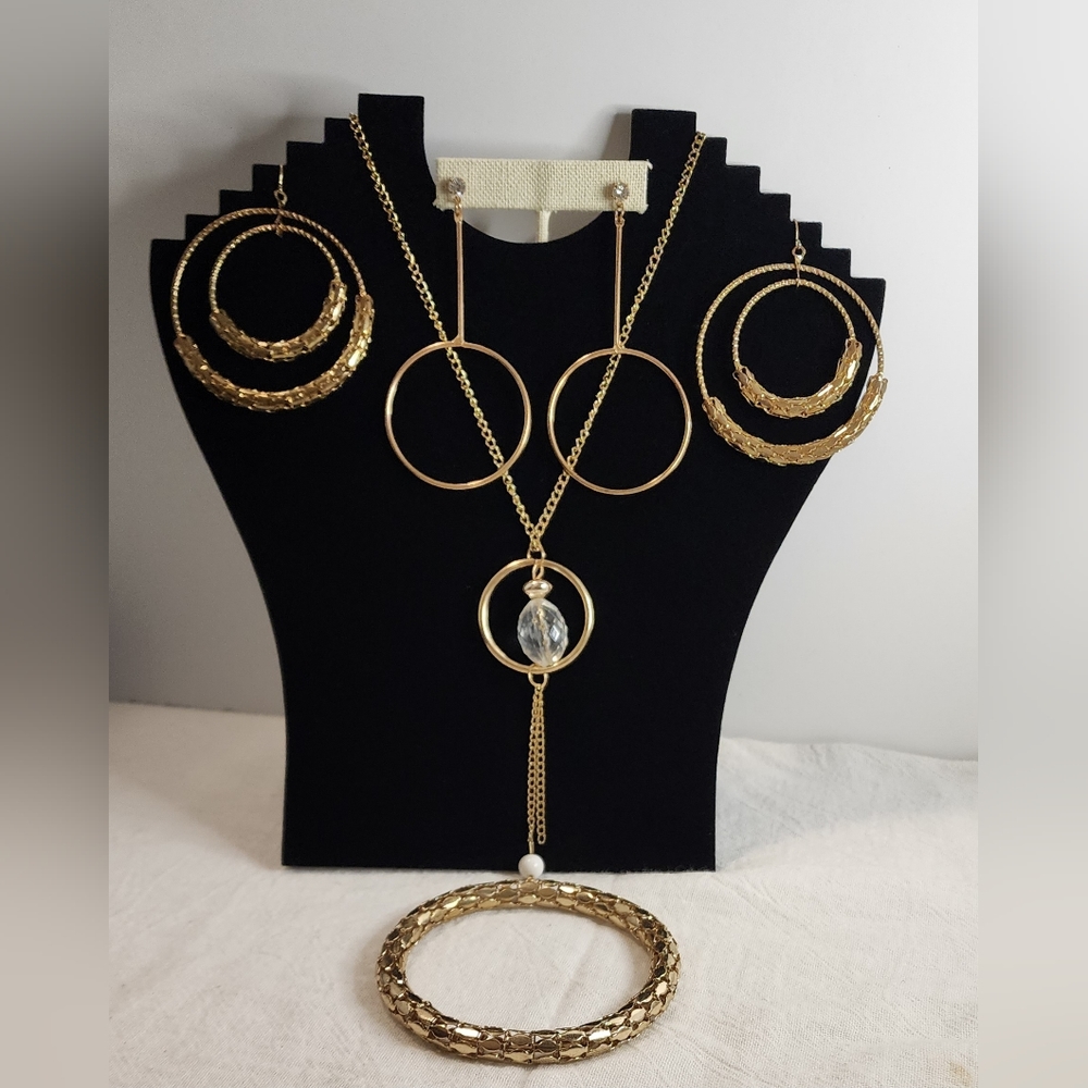 Necklace 2 pairs of beautiful earrings and a bracelet